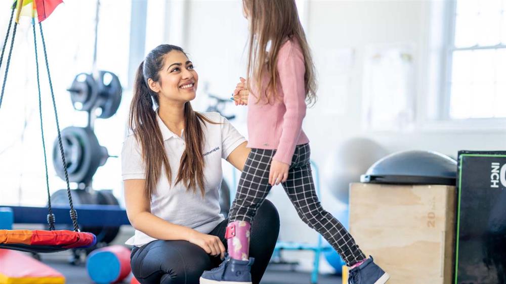 Imagen que muestra la terapia física con un terapeuta